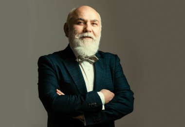 Son sınıf mutlu. Kameraya bakan yaşlı beyaz adamın yaşlılar portresi. Boşluğu kopyala