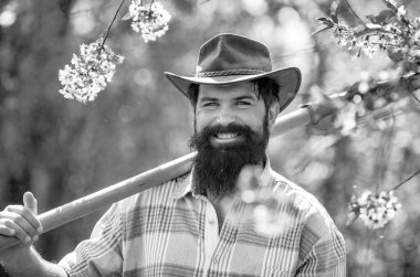 Mutlu bahçıvan bahçede bahçe aletleriyle çalışır ve iyi vakit geçirir. Tarlada çalışan çiftçi. Bahar ve hobiler