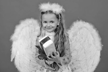 Yetenekli çocuk duyguları. Meleklerin kanatlarıyla tatlı melek kız, kırmızıda izole edilmiş. Sevgililer Günü. Neşeli melek gibi küçük kız