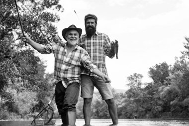 Zarif sakallı adam ve vahşi hippi balıkçılığı. Nehirde balık tutan neşeli, olgun bir balıkçı. Tatlı su gölü göleti nehrinde balık tutuyorum. Emekli oldum.