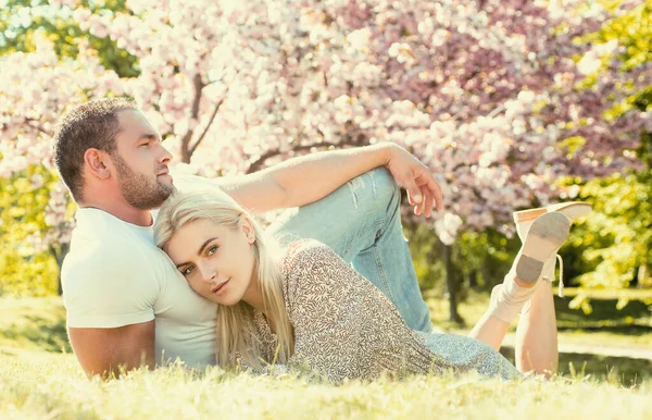 Junges Verliebtes Paar Zwei Menschen Entspannen Sich Sakura Blumen Romantische — Stockfoto