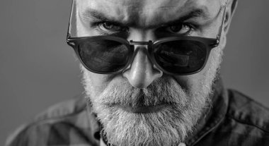 Yakışıklı bir gencin yakın portresi. Profesyonel model ve profesyonel fotoğraf çekimi.