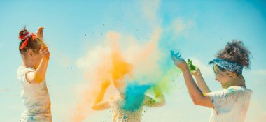 Yazın komik çocuklar. Renkli sıçrama tozu ve renk tozu