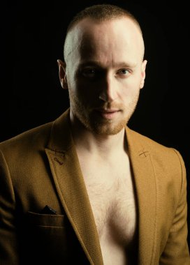 Moda erkek modeli. Yakışıklı, kendine güvenen adam. Stüdyoda poz veren ciddi biri.