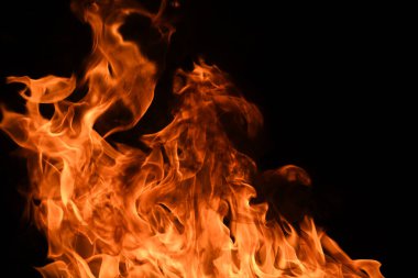 Siyah arka planda yanan ateş ve ateş