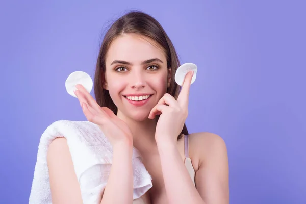 Mulher Limpando Rosto Com Uma Almofada Algodão Skincare Almofada Algodão — Fotografia de Stock