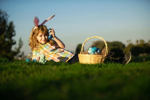 Tavşan Kulaklı Şirin Tavşan Çocuk Paskalya Yumurtası Çimlerin Üzerinde Sepeti — Stok fotoğraf