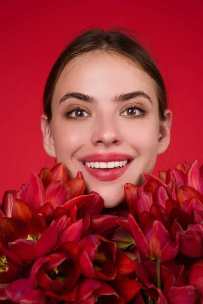 Joyeux Forgeron Femme Avec Des Fleurs Belle Fille Avec Tulipe — Photo