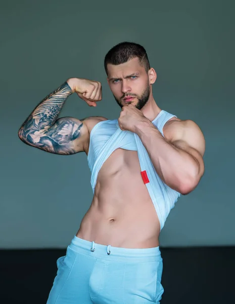 Seksowny Nagi Muskularny Młody Mężczyzna Pozujący Domu Seksowny Model Bez — Zdjęcie stockowe