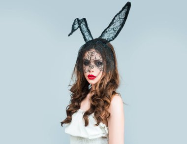 Seksi kızlar paskalya tüylü tavşan kulakları takarlar, izole stüdyo geçmişleri vardır. Şehvetli dişi tavşanın portresi. Seksi model.