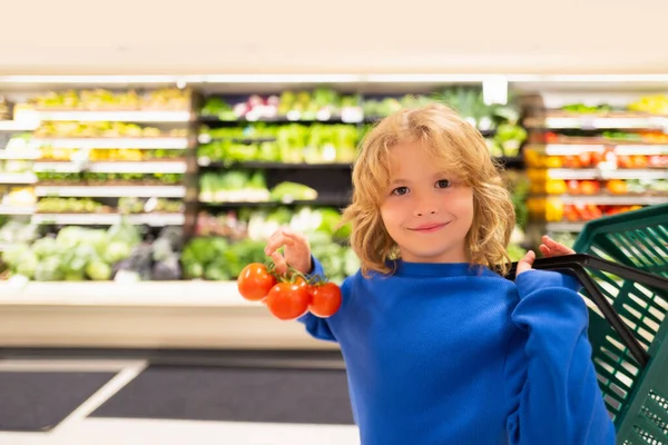 新鮮なトマト野菜の子供 食品店やスーパーマーケットで子供の肖像画 子供が買い物に行く 子供のための健康食品 — ストック写真