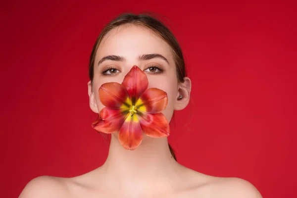 Beauty Girl Tulip Mouth Beautiful Sensual Woman Hold Tulips Studio — 图库照片