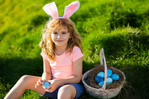 复活节兔子小男孩 有一张可爱的脸 猎取复活节彩蛋的孩子 — 图库照片