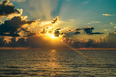 Karanlık fırtına arka planda. Dramatik kara bulutlar gökyüzü. Karanlık bulutlu tropikal gökyüzü günbatımı deniz zemininde. Fırtınalı bulutlu gökyüzü