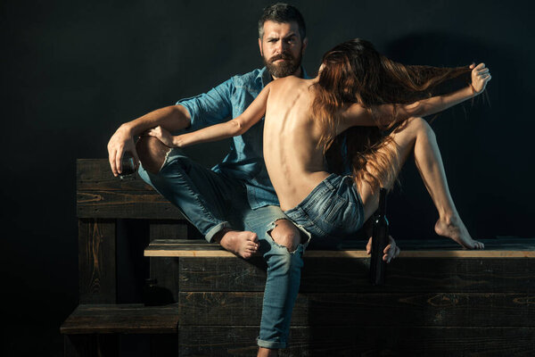 Чувственная влюбленная пара. Сексуальные молодые любовники