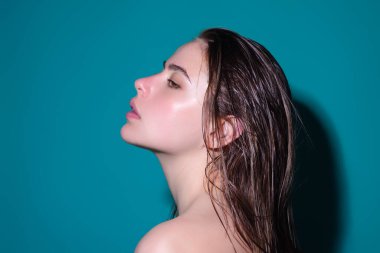 Güzel yüzlü, pürüzsüz ciltli, çıplak omuzlu, şehvetli bir kadın. İzole edilmiş stüdyo arka planında doğal makyajlı ve güzel gözlü seksi bir model. Çıplak omuzlu güzel seksi manken kız.