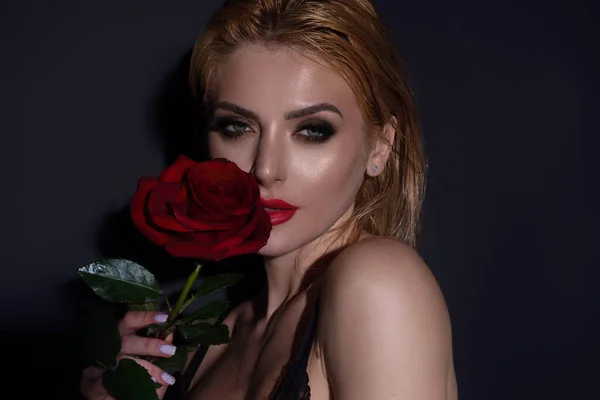 Aşk Flört Kırmızı Güllü Güzel Kız Güzel Şehvetli Kadın Çiçekleri — Stok fotoğraf