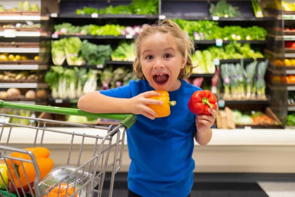 Kid Vegetables Peppers Grocery Store Healthy Food Kids Portrait Smiling — Foto Stock