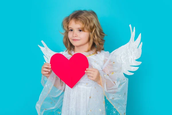 心を持った天使の子供 クリスマスの子供たち 翼を持つ小さなキューピッド天使の子 天使の子供のスタジオポートレート — ストック写真