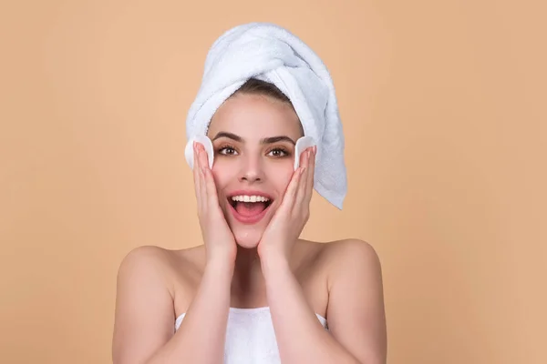 Mujer Quitando Maquillaje Sostiene Almohadillas Algodón Tratamiento Limpieza Piel Con — Foto de Stock