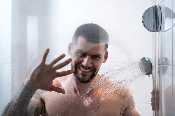 Sexy Muscular Man Taking Shower Washing His Body Back Shoulders — ストック写真