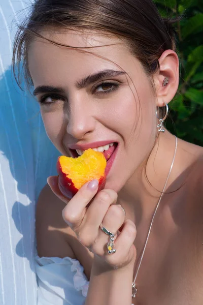 Young Sexy Lady Village Woman Eat Peach Close Country Girl — Stok fotoğraf