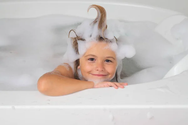 孩子们洗澡 洗澡时带着泡泡的孩子可爱的孩子洗澡了 躺在一个用肥皂和洗发水泡的白色浴缸里 — 图库照片