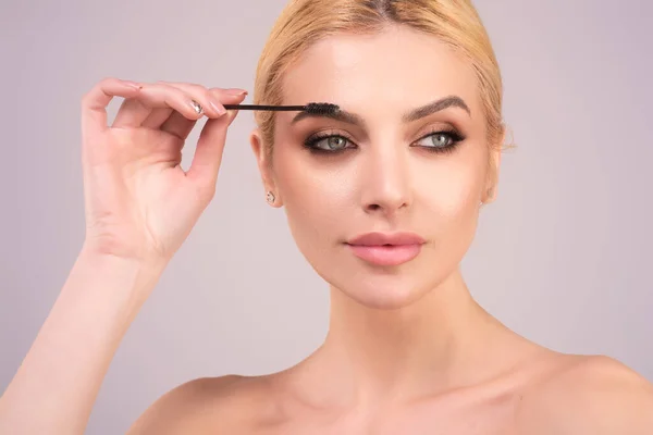 眉のメイク 眉の鉛筆のクローズアップでブラウザを形作る美容モデル 眉ブラシを持つ女性の眉毛 自然な構成 ブラウザのモデリング — ストック写真