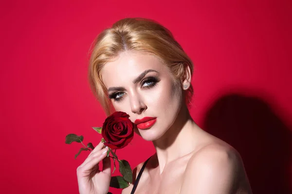 Seductive Woman Holding Red Rose Beauty Girl Red Rose Face — Stock Photo, Image