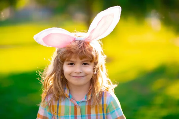 Wielkanocny Dzieciak Parku Chłopiec Polujący Wielkanocne Jaja Chłopiec Wielkanocnymi Jajami — Zdjęcie stockowe