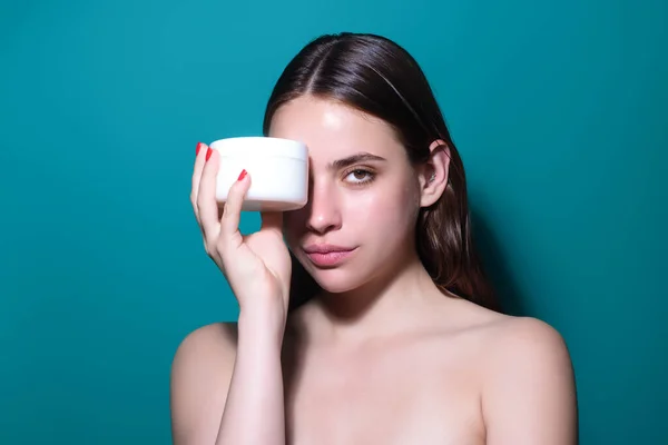 Cuidado Piel Mujer Aplicando Crema Facial Retrato Estudio Hermoso Modelo —  Fotos de Stock