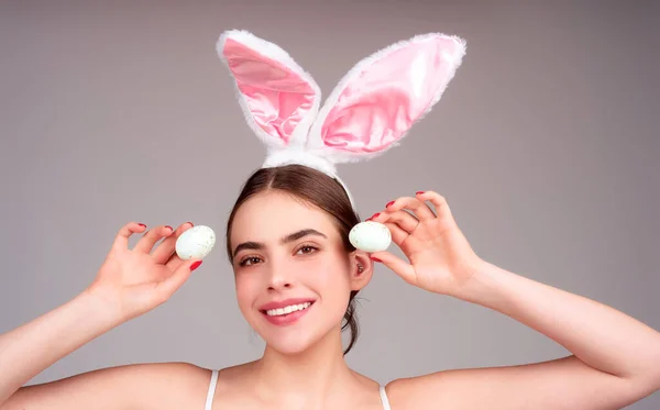 Beautiful Young Woman Bunny Ears Easter Eggs Studio Background Festive — Zdjęcie stockowe