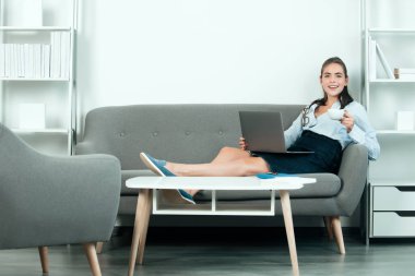 İşyerindeki genç iş kadını. Ofisteki. Resmi sekreter kadın modern ofiste proje üzerinde çalışıyor..