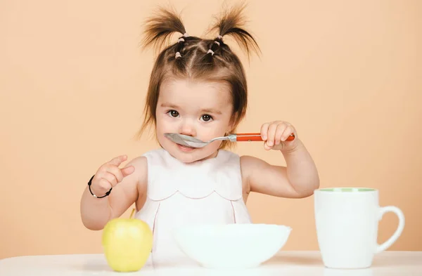 Bebé Comiendo Comida Para Niños Niño Comiendo Comida Saludable Con — Foto de Stock