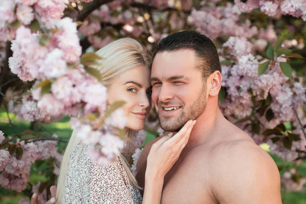年轻夫妇恋爱了 萨库拉附近一对年轻夫妇的户外肖像 樱桃花花中的性感夫妻 — 图库照片