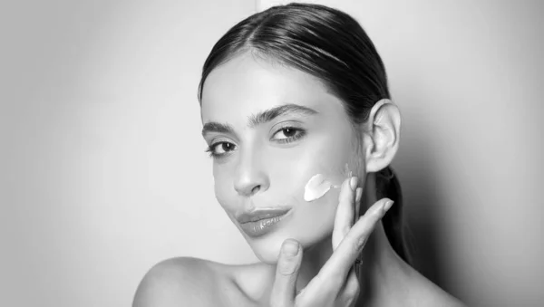 Hermosa Mujer Esparciendo Crema Cara Crema Para Piel Cuidado Facial —  Fotos de Stock