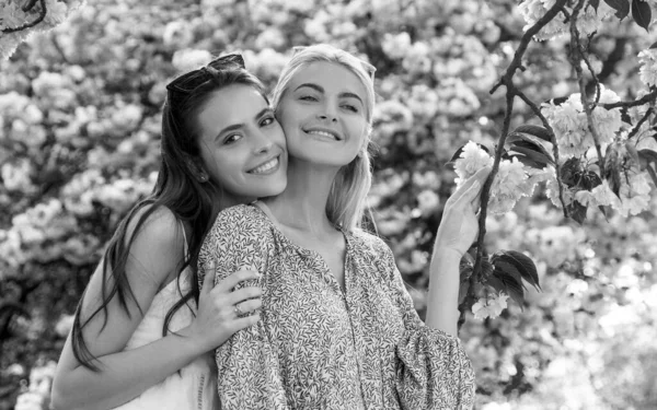Весняний Банер Подружками Відкритому Повітрі Дві Молоді Жінки Відпочивають Квітках — стокове фото