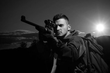 Avcı klasiği. Güzel Günbatımında Tüfek Avcısı Silueti. Avcının silueti. Satılık av malzemeleri. Sınırsız avlanma