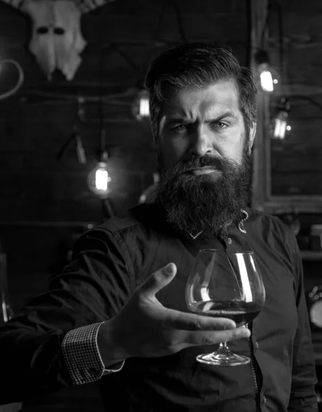 Picie Człowieka Retro Bar Przystojny Zamyślony Mężczyzna Trzyma Szklankę Whisky — Zdjęcie stockowe