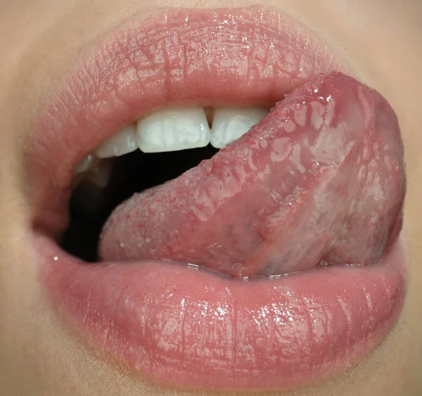 セクシーな舌だ クローズアップ完璧な自然な唇 舌を持つ女性の口 セクシーなフル唇をプランプします マクロ面の詳細 — ストック写真