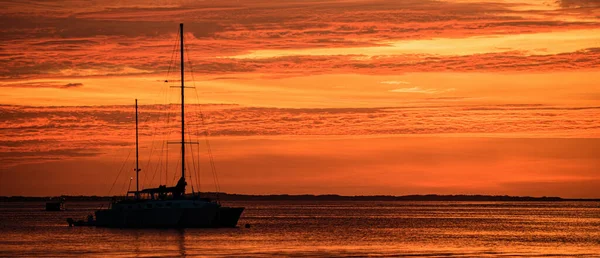 Reisen Yachtkreuzfahrt Segelboote Bei Sonnenuntergang Ozeanjacht Segelt Auf Dem Wasser — Stockfoto