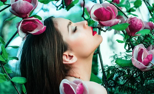 春のマグノリアの花の背景にファッション春の女の子 春の花の背景の女性 — ストック写真