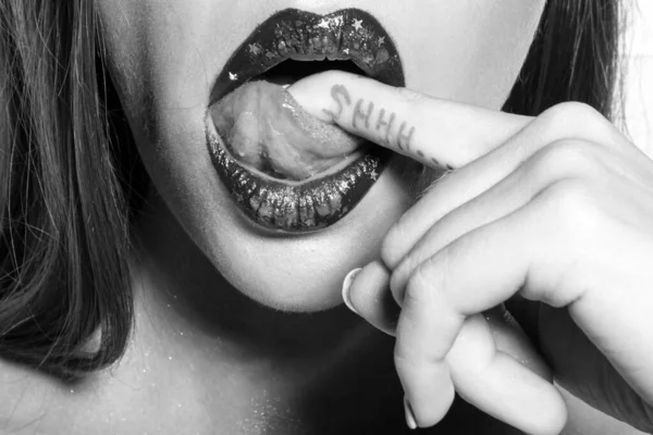 Lábios Sexy Cala Batom Brilhante Lipgloss Segredos Femininos Sinal Silêncio — Fotografia de Stock