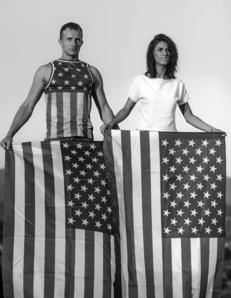 Verliebte Paare Feiern Den Unabhängigkeitstag Juli Und Halten Die Amerikanische — Stockfoto
