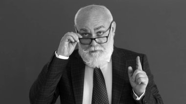 Akademik başarı. Gözlüklü, olgun, zarif bir profesör. Düşünce öğretmeni ya da üniversite ve üniversite dersi