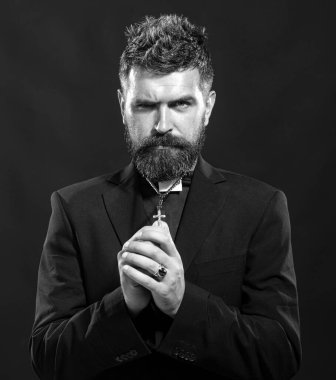 Keşiş rahip portresi ve dua. İtaat ediyorum. Kendinden emin bir ifadeyle kıdemli din adamı. İzole edilmiş