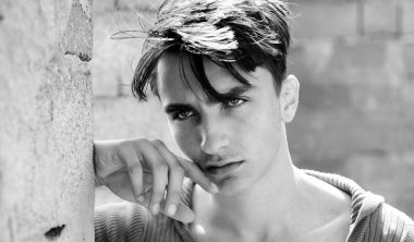 Ciddi bir adam kameraya bakıyor. Kendine güvenen ve yakışıklı bir adam.