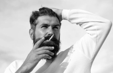 Tişörtlü, modaya uygun saç modeli olan olgun, sarışın bir adam. Profesyonel model ve profesyonel fotoğraf çekimi.