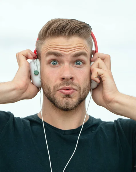 Nadšený Muž Poslouchá Hudbu Sluchátkách Emocionální Překvapený Portrétista Mladý Vousatý — Stock fotografie