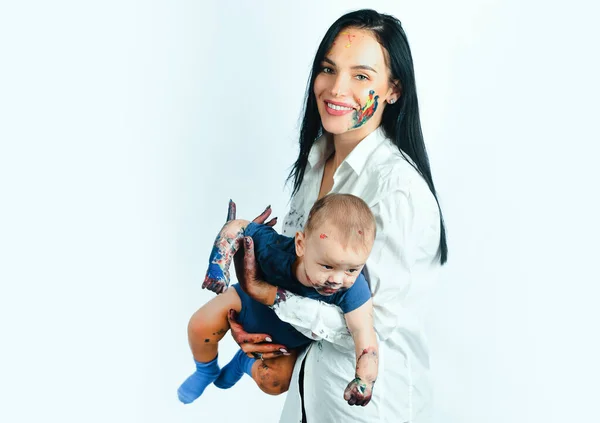 Lycklig Familj Mamma Leker Med Nyfödda Barn Färgglada Målade Händer — Stockfoto